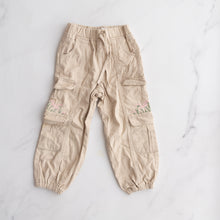 Load image into Gallery viewer, Beige Floral Detail Cargo Pants (3-4Y)
