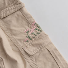 Load image into Gallery viewer, Beige Floral Detail Cargo Pants (3-4Y)
