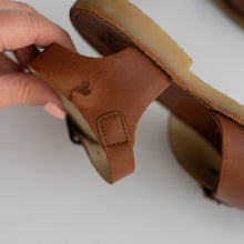 Load image into Gallery viewer, Young Soles Sonny Sandals (EU 33)
