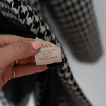 Load image into Gallery viewer, A&amp;C Houndstooth Blazer (10-12)
