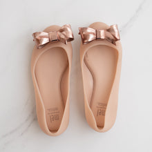 Load image into Gallery viewer, Mini Melissa Bow Shoes (US 11)
