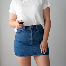 Load image into Gallery viewer, Levi&#39;s Ribcage Skirt (30)
