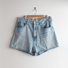 Load image into Gallery viewer, Levi's High Loose Light Wash Shorts (31)
