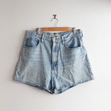 Load image into Gallery viewer, Levi's High Loose Light Wash Shorts (31)
