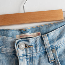 Load image into Gallery viewer, Levi's High Loose Light Wash Shorts (31)
