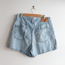 Load image into Gallery viewer, Levi's High Loose Light Wash Shorts (31)
